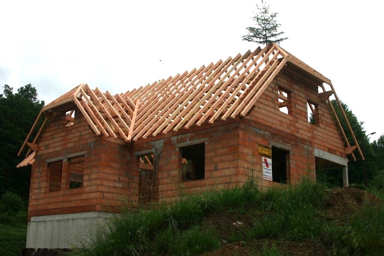 Charpente_apparente_posee_et_sapin_traditionnel.jpg