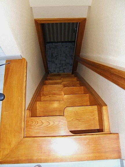 Escalier_a_pas_decales.jpg